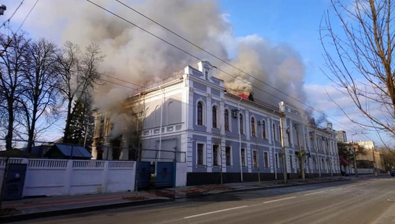 Будівлю СБУ у Чернігові обстріляв ворог: вогнеборці гасять пожежу