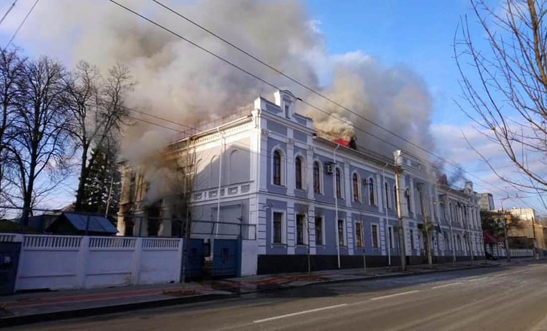 Будівлю СБУ у Чернігові обстріляв ворог: вогнеборці гасять пожежу