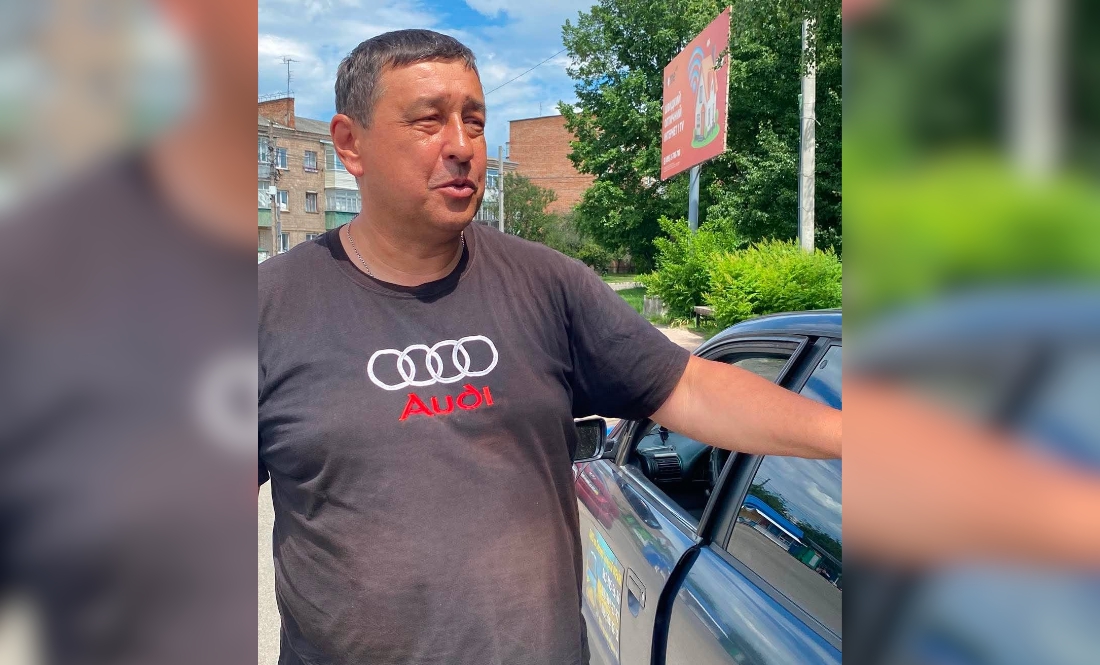 Олександр Головко біля своєї патріотичної автівки