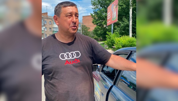 Олександр Головко біля своєї патріотичної автівки