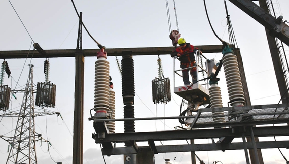 Чернігівські енергетики відновлюють енергомережу