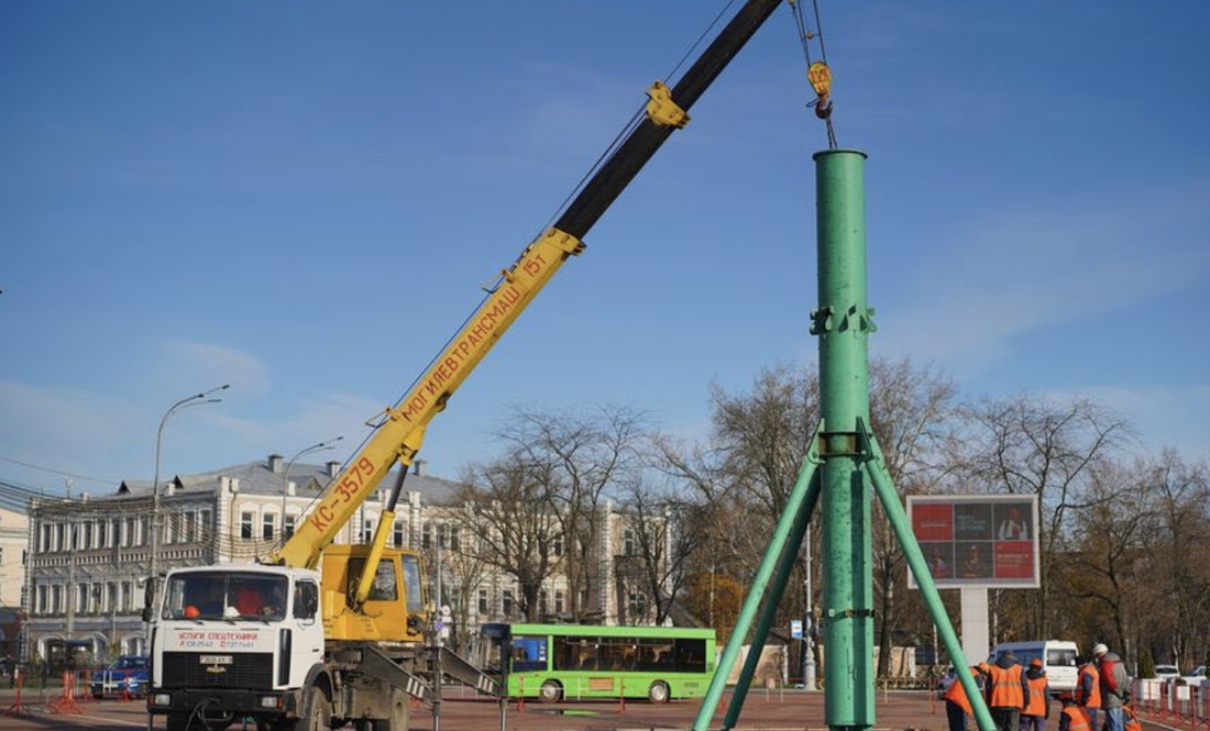 У Гомелі згадали, що у Чернігові не буде ялинки, але вирішили робити вигляд, що війни не існує