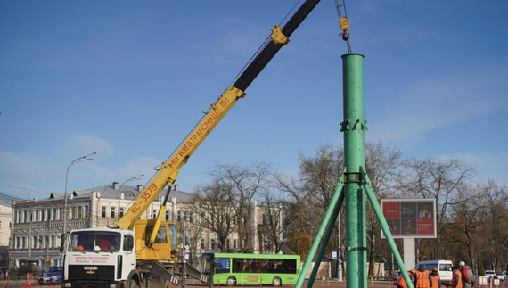 У Гомелі згадали, що у Чернігові не буде ялинки, але вирішили робити вигляд, що війни не існує