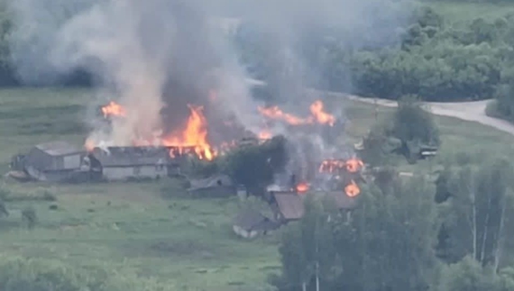 Господарі були у родичів: під час обстрілу села Клюси згоріли 4 будівлі, дивом ніхто з місцевих не загинув