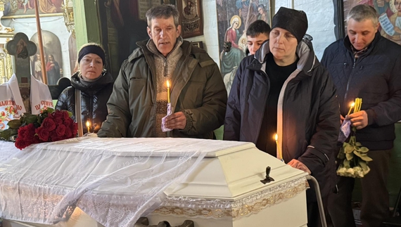 Батьки Микола та Ганна наливайко прощаються з єдиною донькою Марією.