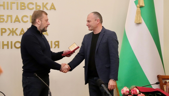 Державні нагороди військовим, медикам, освітянам і митцям: у Чернігові відзначили жителів області