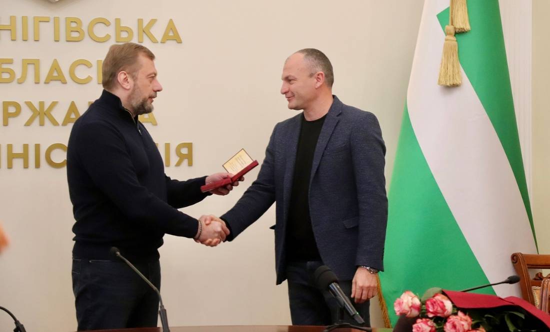 Державні нагороди військовим, медикам, освітянам і митцям: у Чернігові відзначили жителів області