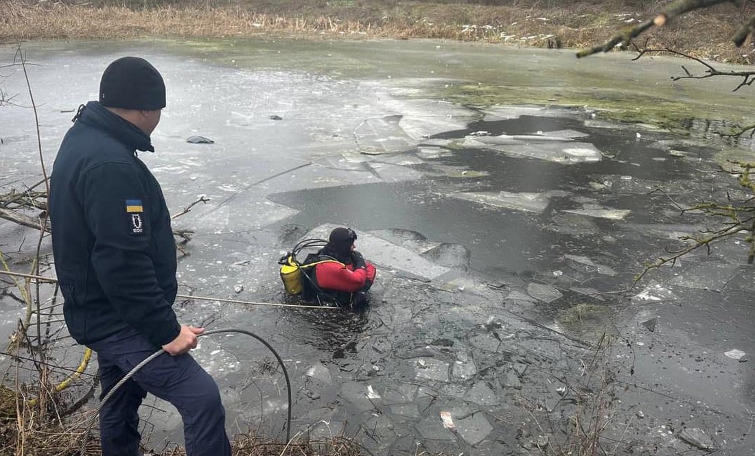 У Чернігівському районі водолази за допомогою дрона витягли автівку з водойми