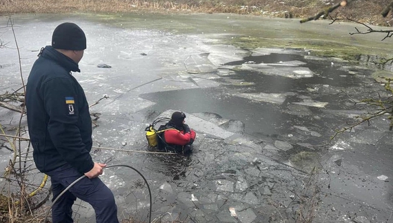 У Чернігівському районі водолази за допомогою дрона витягли автівку з водойми