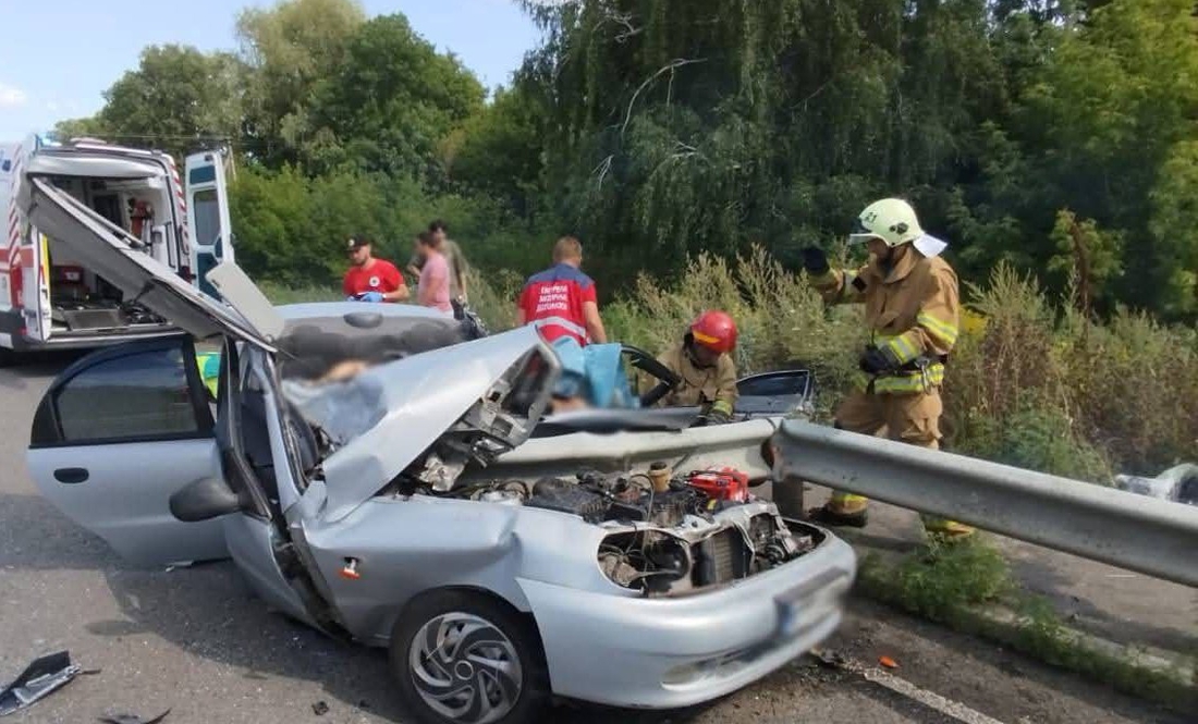 На Чернігівщині водій Lanos заснув за кермом — одна людина загинула