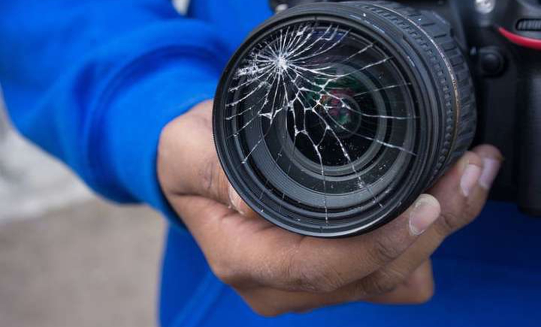 Конфлікт у центрі Чернігова - журналістам побили камеру