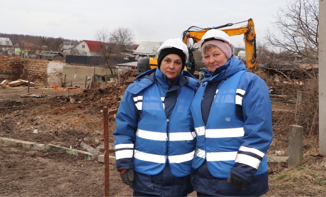 Безробітні чернігівки розбирають завали у Новоселівці