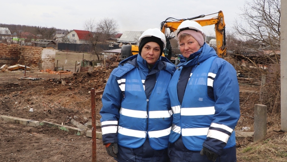 Безробітні чернігівки розбирають завали у Новоселівці