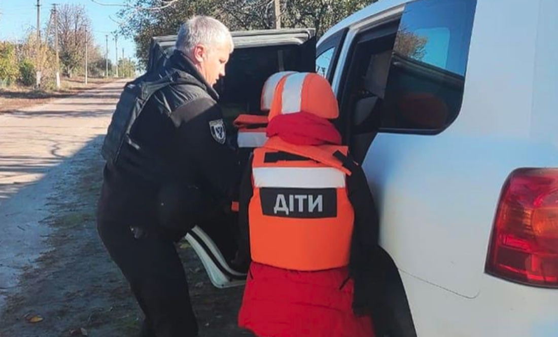 Володимир Єрмоленко вивозить дітей. Фото Нацполіція