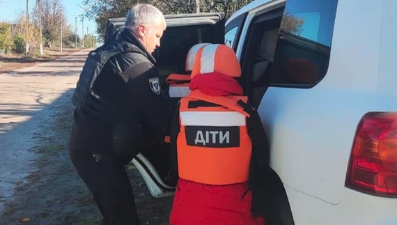 Володимир Єрмоленко вивозить дітей. Фото Нацполіція