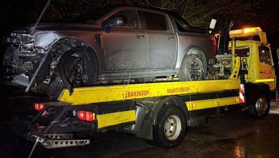 Нетверезий за кермом: у Чернігові водій Ford Ranger влетів у паркан