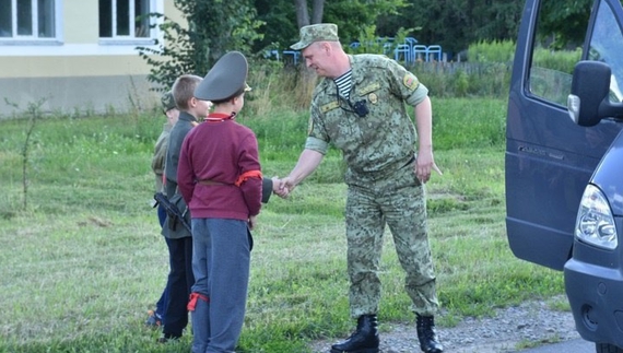 Шпигують за берети та шоколад, натомість їх катають в автозаку: на Гомельщині до «охорони» кордону з Україною залучили дітей