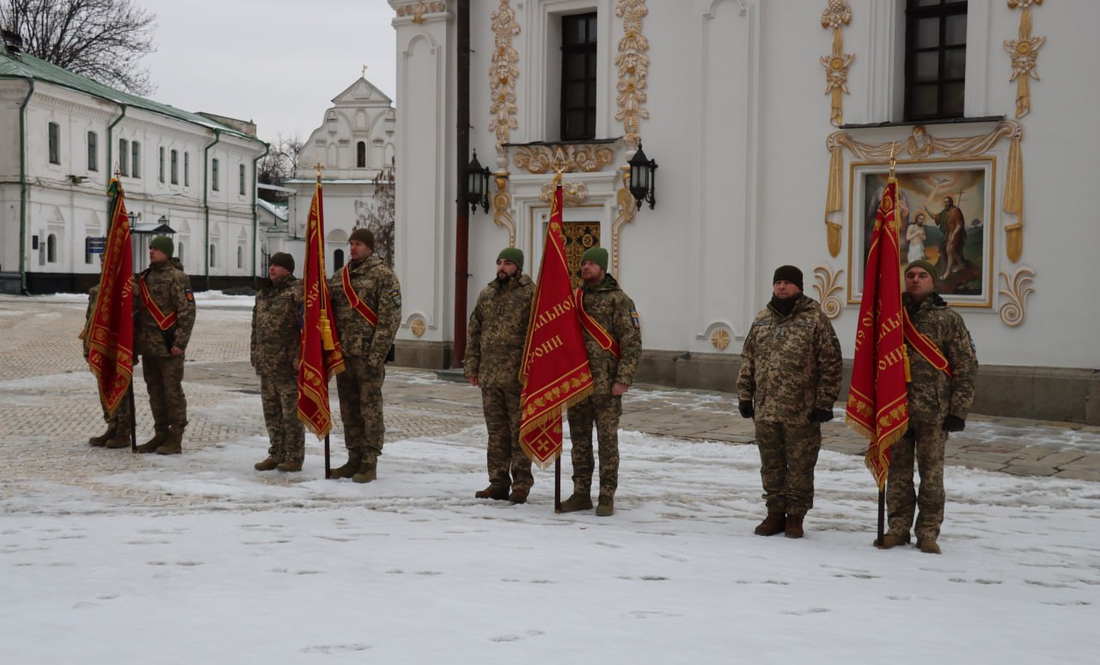 Підрозділам, які обороняли Чернігів, вручили стрічки до бойових прапорів