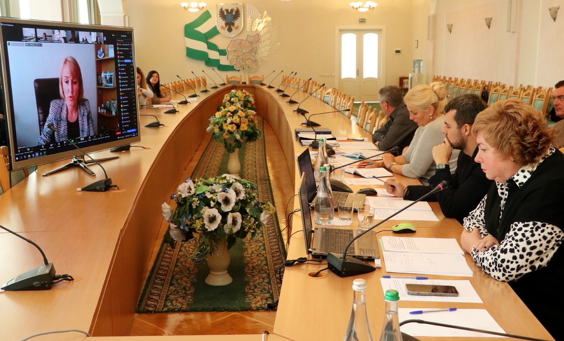Вперше депутати обласної ради голосували он-лайн: які рішення прийняли