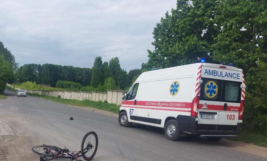 На Чернігівщині машина «швидкої» збила велосипедиста