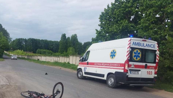 На Чернігівщині машина «швидкої» збила велосипедиста