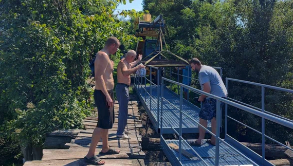 Відбудували без бюджетних грошей: тепер мостом хоч пішки, хоч мопедом