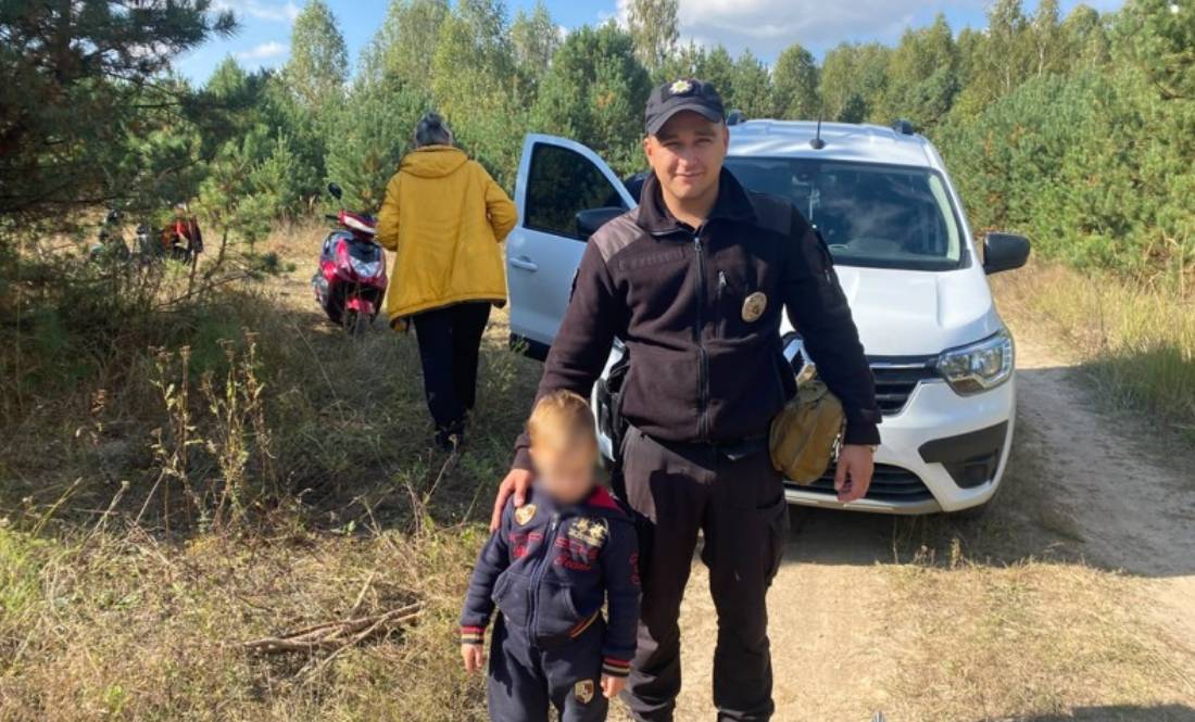 Бабуся з трирічним онуком заблукали в лісі на прикордонні — їх шукали поліцейські