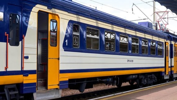 В Укрзалізниці повідомили про скасування рейсів та суттєві затримки руху потягів на Чернігівщині