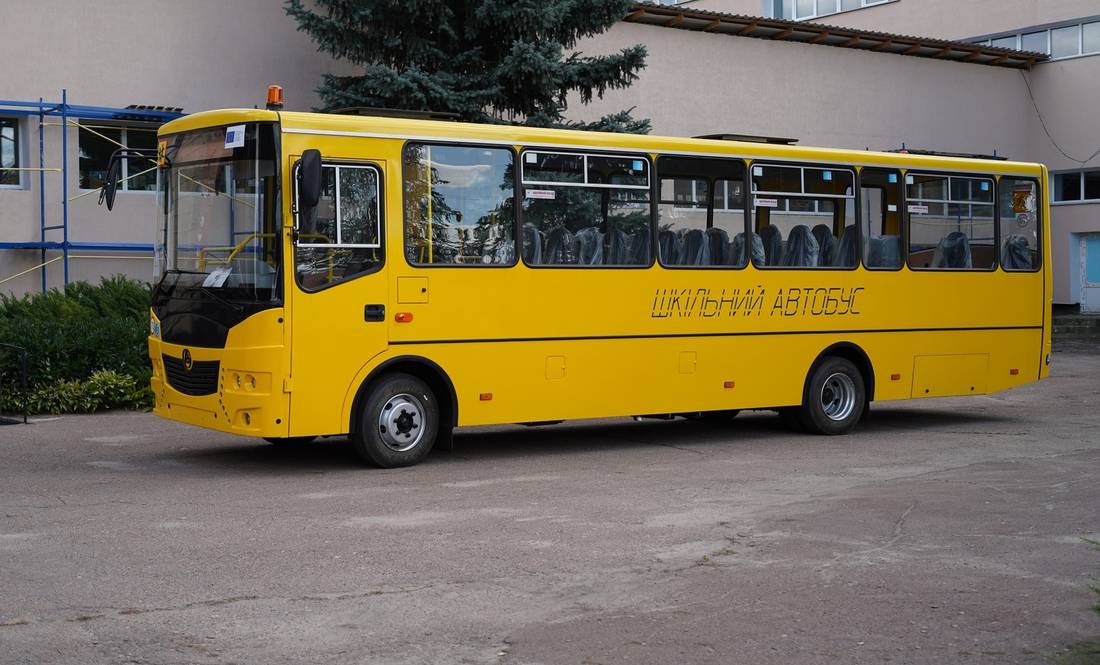 Школа на Чернігівщині отримала спеціальний автобус для дітей з інвалідністю