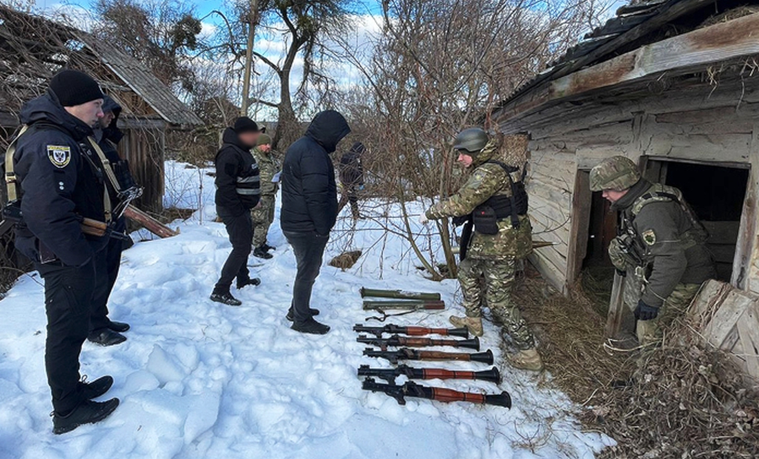 У напіврозваленому сараї знайшли арсенал російської зброї