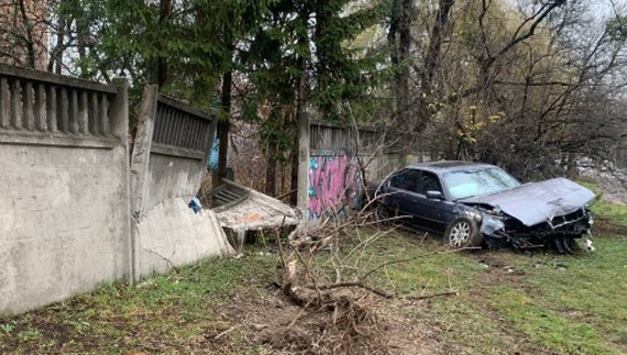 ДТП на Чернігівщині: водій влетів у бетонну огорожу