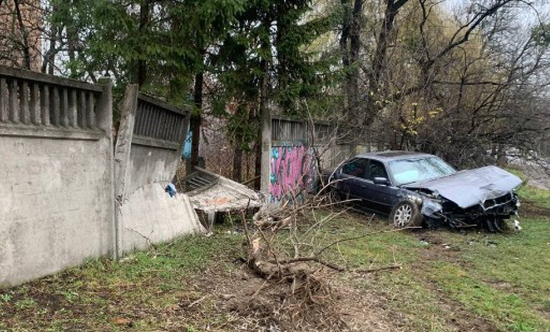 ДТП на Чернігівщині: водій влетів у бетонну огорожу