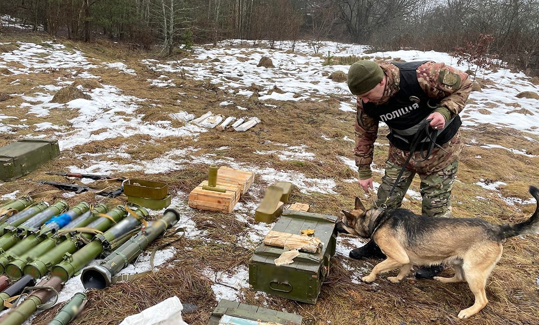 На Чернігівщині виявили три схрони зброї: вилучено майже тонну боєприпасів