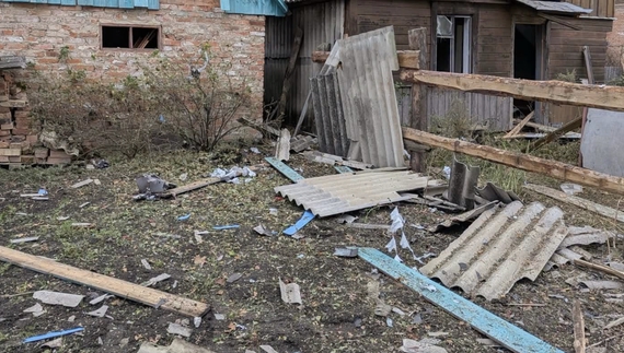 Пошкоджене подвірʼя після вибуху безпілотника. Новгород-Сіверський, 24 жовтня 2026 року