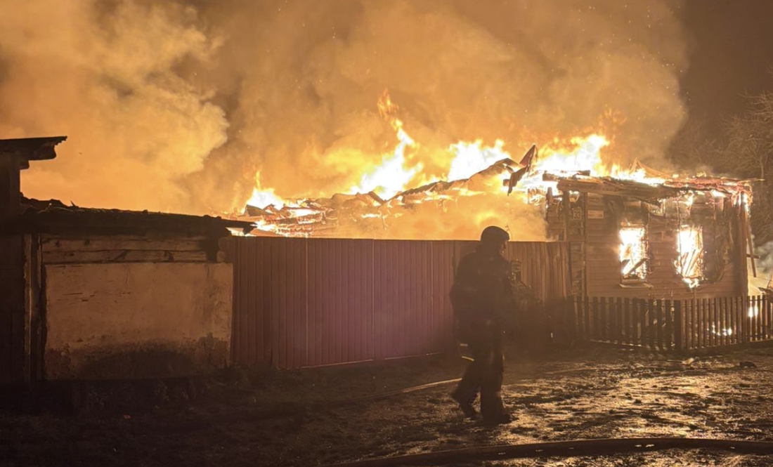 Пожежа у селі Семенівської громади після обстрілів. 23 листопада 2025 року