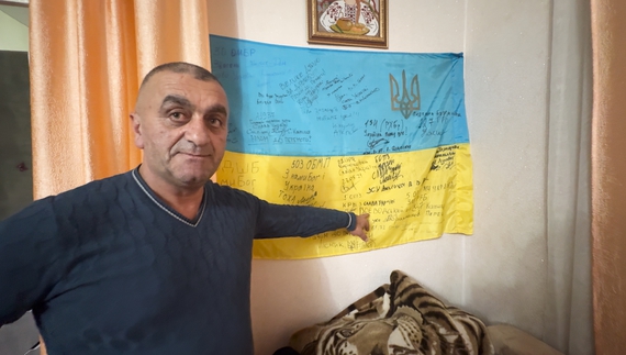 Аріф Асланов біля свого бойового прапора