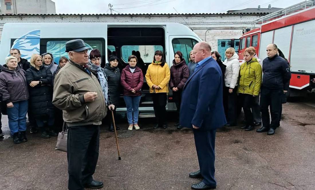 Батьки полеглого десантника передали рідній громаді автобус. Як відреагували земляки