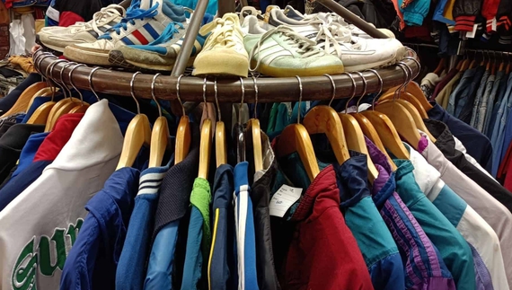 Чернігівка відкрила "секонд" у селі, щоб допомагати армії