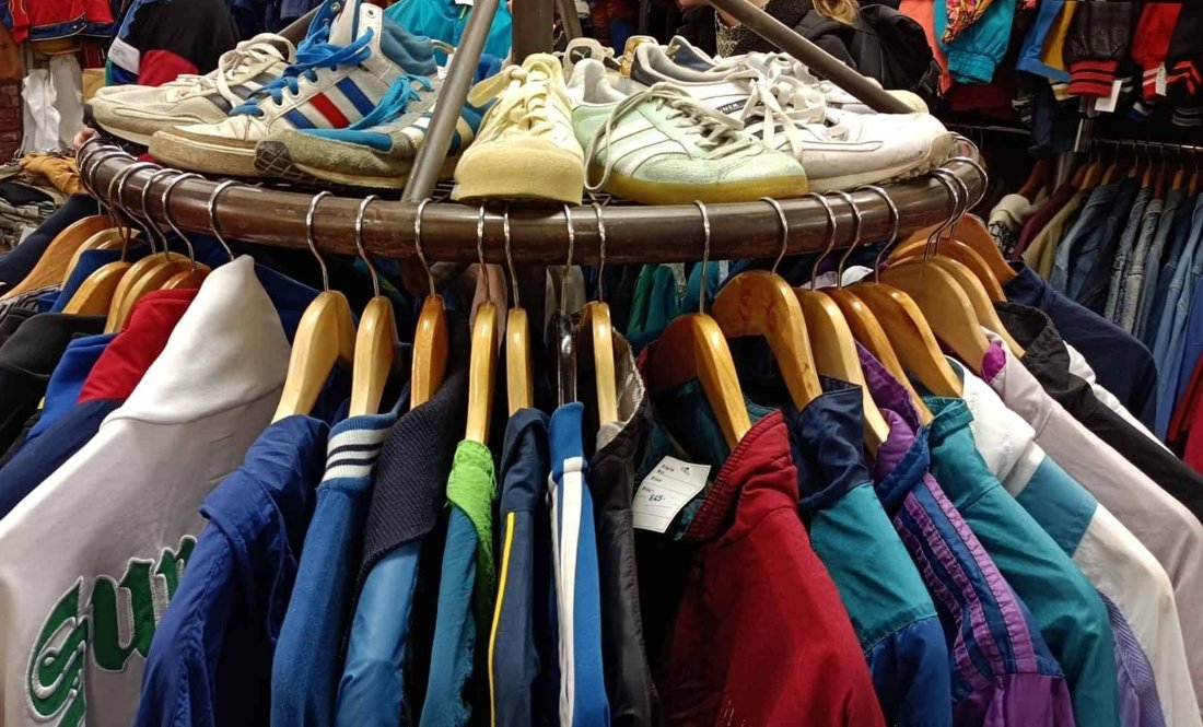 Чернігівка відкрила "секонд" у селі, щоб допомагати армії