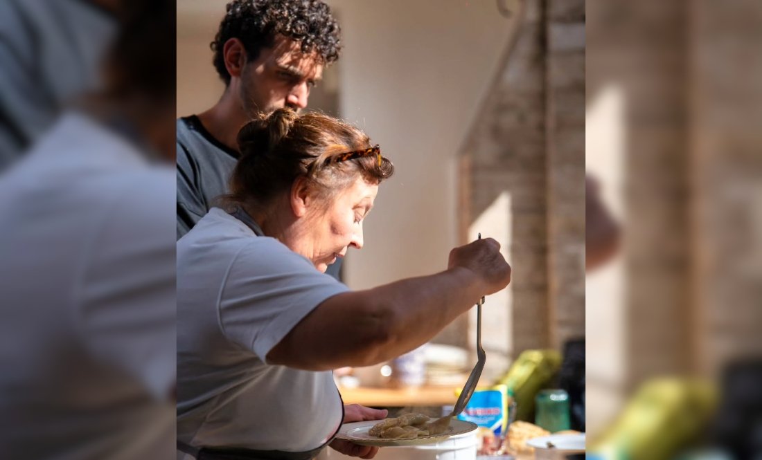 З борщу й вареників - донати на ЗСУ: кухарка з Чернігова годує туристів у Брюсселі