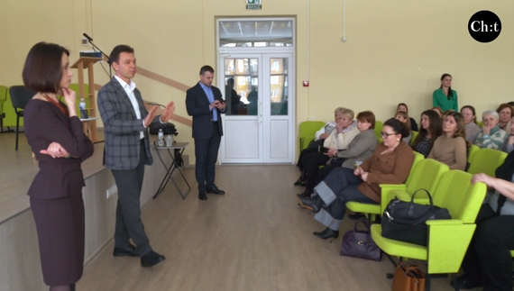 "Як підвозити дітей, що з укриттями?", - батьки сперечалися з чиновниками про реформу старшої школи