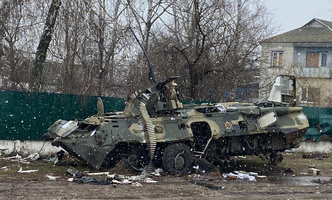 Російські військові знущалися над родиною в Іванівці, однак, ті не розгубилися: одного жінка закрила у льосі, а на іншого чоловік наставив відібрану у росіян зброю