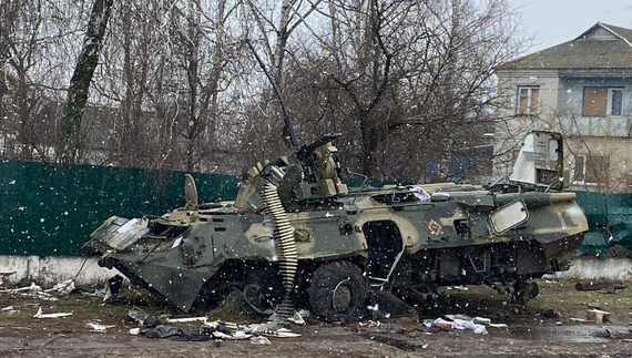 Російські військові знущалися над родиною в Іванівці, однак, ті не розгубилися: одного жінка закрила у льосі, а на іншого чоловік наставив відібрану у росіян зброю