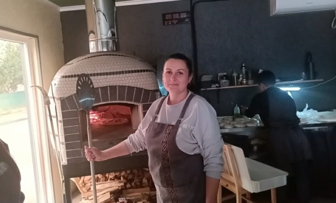 Юлія Бушак з лопатою для піци