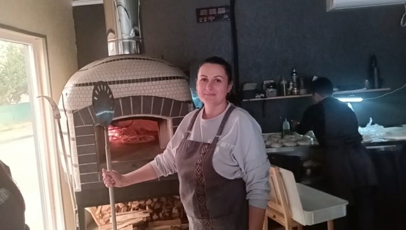 Юлія Бушак з лопатою для піци