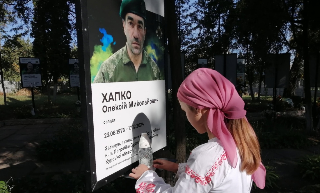У Старому Білоусі відкрили меморіальний стенд солдату, який загинув на Курщині