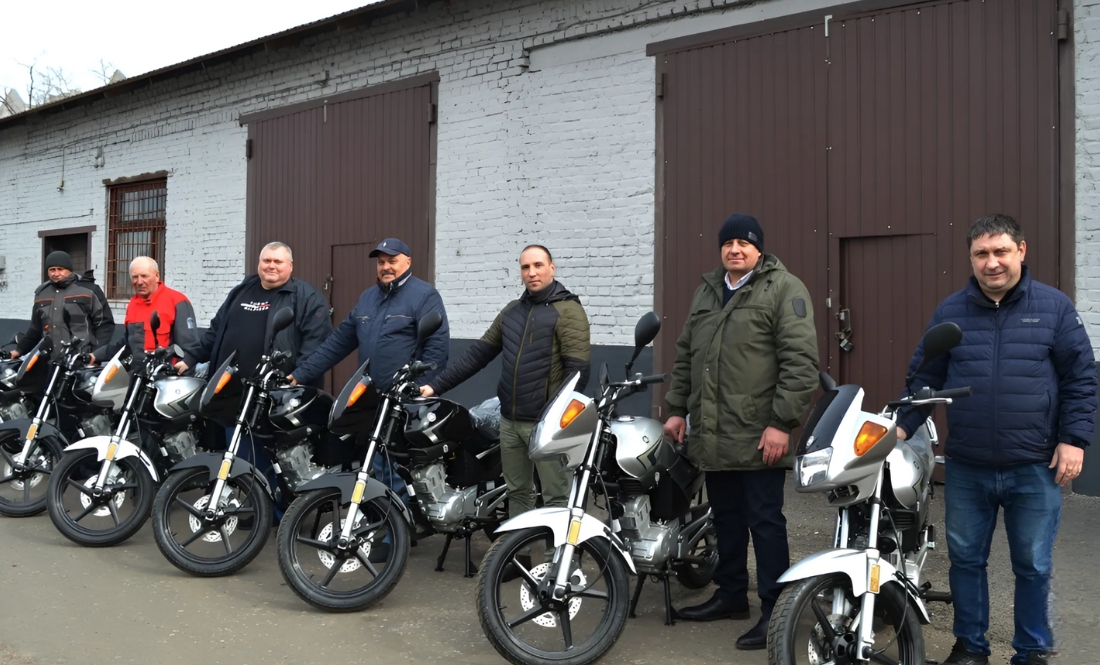 Лісівники з новенькими мотоциклами