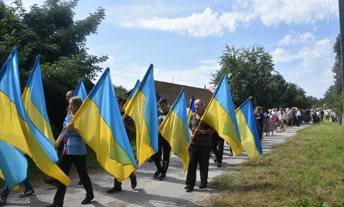 Носівська громада попрощалася з Героєм, який загинув на Харківщині