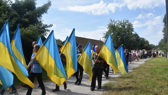 Носівська громада попрощалася з Героєм, який загинув на Харківщині