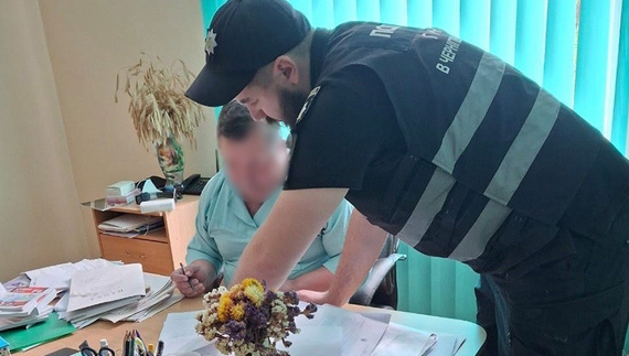 На Чернігівщині посадовець медзакладу вимагав хабарі за лікарняні